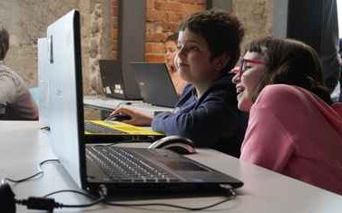 Dos niños aprendiendo a programar en CampTecnológico